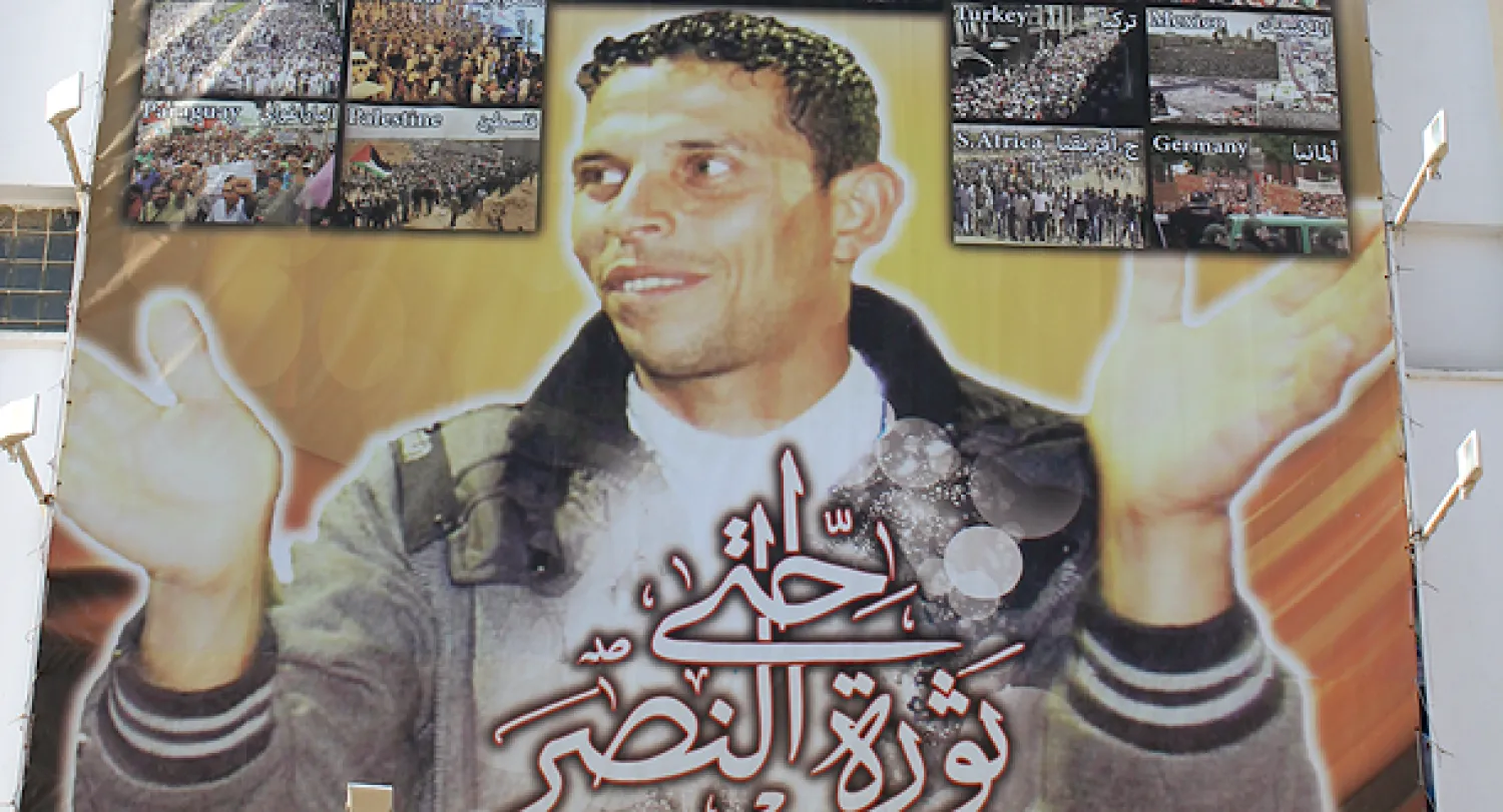 صورة عملاقة للبوعزيزي معلقة على جدار أحد المباني في سيدي بوزيد التونسية (الشرق الأوسط)