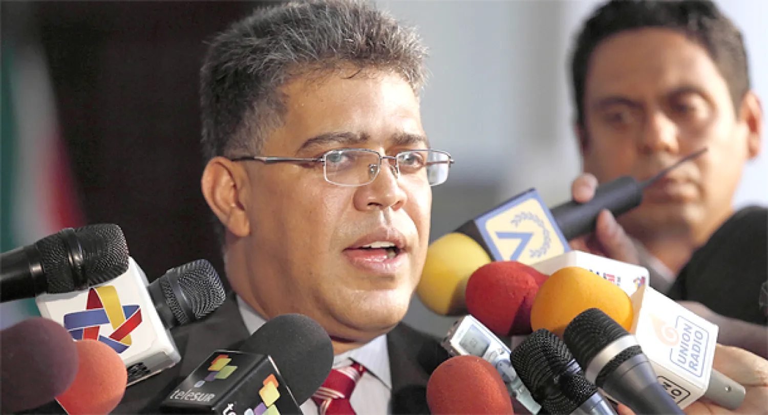 وزير الخارجية الفنزويلي إلياس خوا يندد برفض الولايات المتحدة السماح لطائرة مادورو بعبور أجوائها، خلال مؤتمر صحافي في كاراكاس مساء الخميس (رويترز)