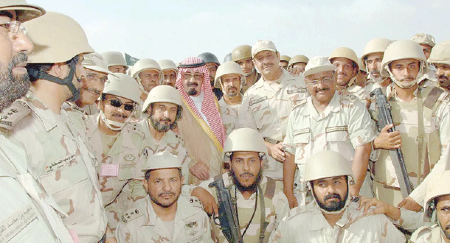 خادم الحرمين وسط عدد من ضباط وافراد الجيش السعودي حيث وصف تضحيات رجال الأمن بأنها أوسمة شرف وأنواط كرامة يتقلدها أصحاب الفعل المشرف ويزهو به الوطن والمواطن ( واس)