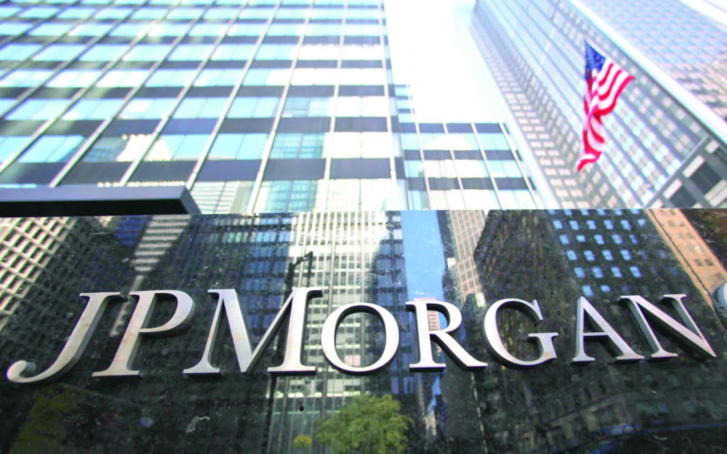 تغريم بنك «جيه بي مورغان» 920 مليون دولار لإنهاء التحقيقات في تعاملات خاسرة بـ2.‏6 مليار دولار