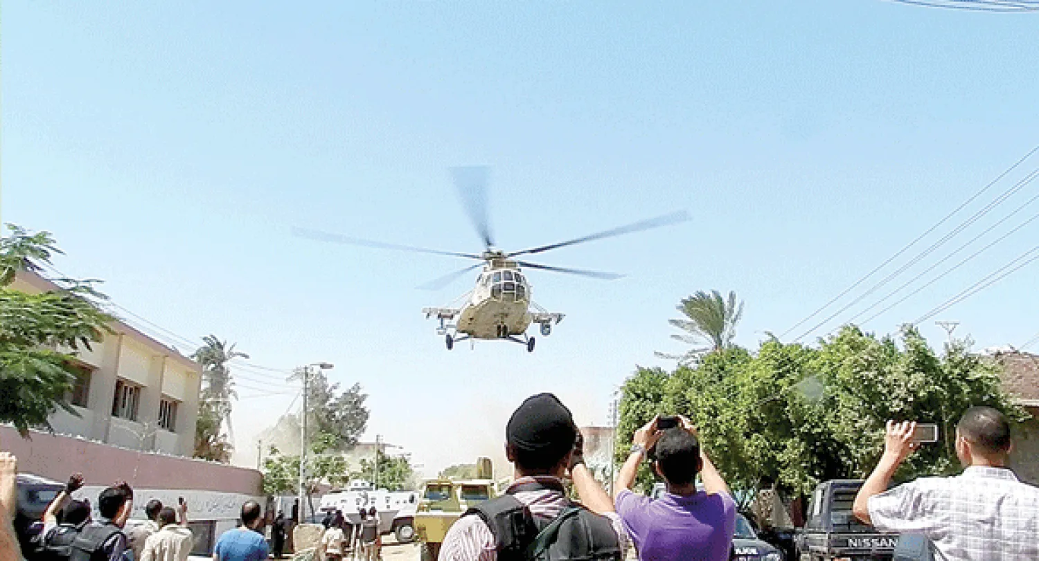 أهالي قرية دلجا بصعيد مصر تجمعوا ترحيبا بوصول قوات الأمن والجيش لفك الحصار عن قريتهم («الشرق الأوسط»)