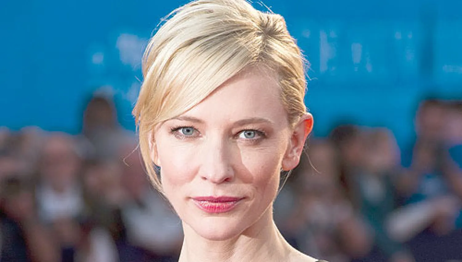 * تعتزم الممثلة الأسترالية كيت بلانشيت تقديم أول أعمالها الإخراجية بفيلم «ذا دينر» (العشاء). وذكرت مجلة «هوليوود ريبورتر» المتخصصة أن الفيلم مأخوذ عن رواية للكاتب الهولندي هيرمان كوخ بعنوان «العشاء جاهز»، التي نشرت في عام 2009 وحققت أفضل مبيعات على مستوى العالم. ولم تذكر المجلة موعد عرض الفيلم ف...