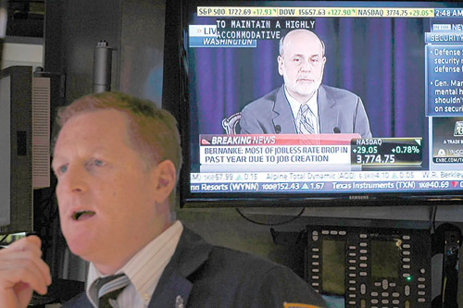 رد فعل متداول في بورصة نيويورك ليلة أول من أمس مع إعلان بن برنانكي رئيس الاحتياطي الأميركي على التلفزيون الإبقاء على خطة التحفيز النقدي (رويترز)