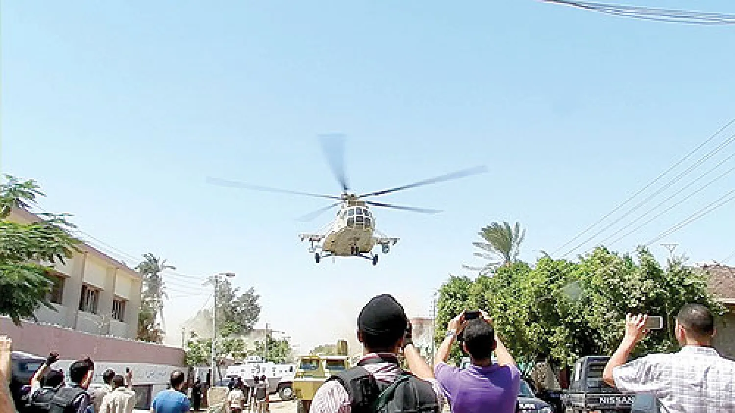 أهالي قرية دلجا بصعيد مصر تجمعوا ترحيبا بوصول قوات الأمن والجيش لفك الحصار عن قريتهم («الشرق الأوسط»)