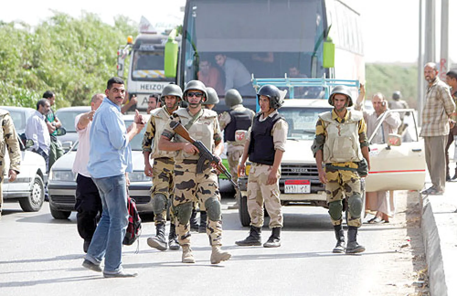 قوات أمنية تفرض نقطة تفتيش على الطريق الرئيس المؤدي إلى ضاحية كرداسة أمس بالتزامن مع عملية اقتحامها (رويترز)