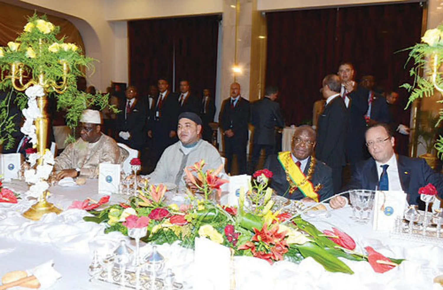 رئيس مالي إبراهيمي بوبكر كيتا يتوسط الرئيس الفرنسي فرنسوا هولاند وعاهل المغرب الملك محمد السادس والرئيس السنغالي ماكي صال خلال مأدبة عشاء أقامها الليلة قبل الماضية على شرف رؤساء الدول المشاركين في حفل تنصيبه (ماب)