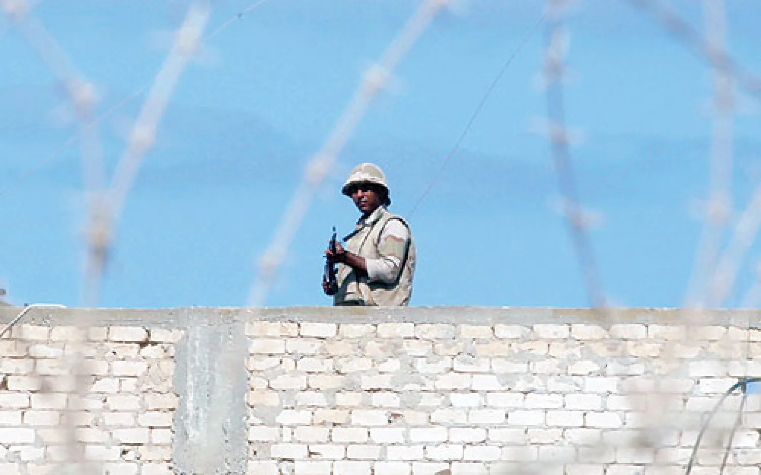 جندي مصري في نقطة مراقبة على الشريط الحدودي مع قطاع غزة (رويترز)