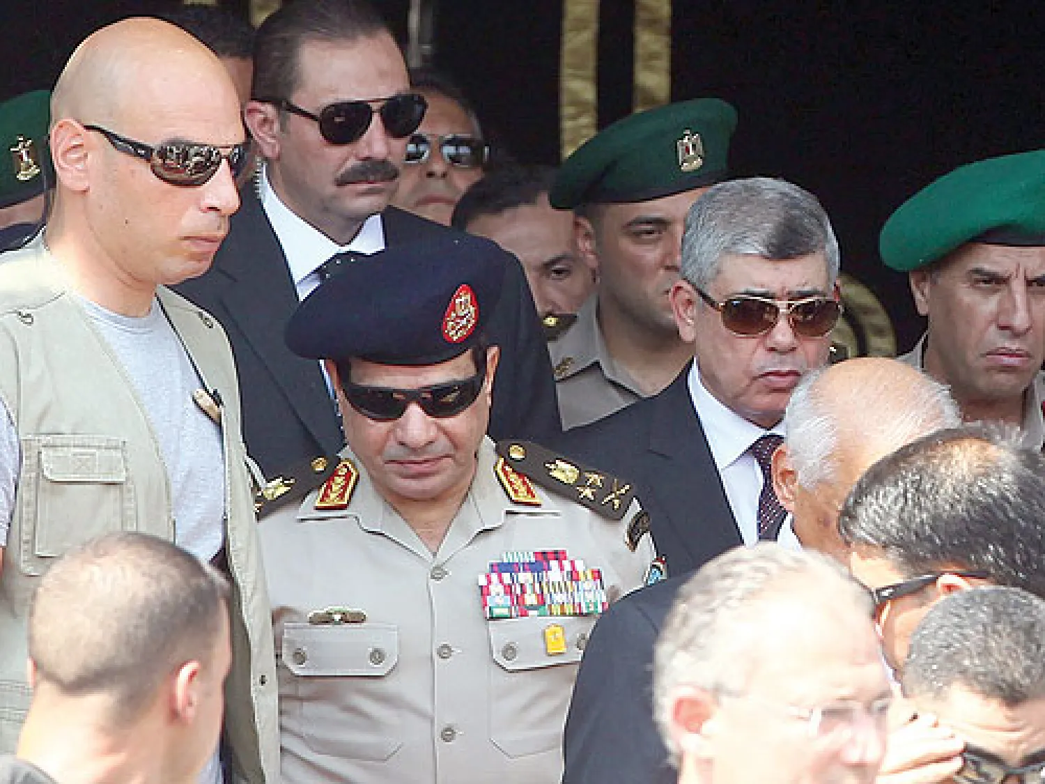 الفريق أول عبد الفتاح السيسي وزير الدفاع وعلى يساره اللواء محمد إبراهيم وزير الداخلية لدى مشاركتهما في تشييع جثمان اللواء نبيل عبد المنعم فراج بجنازة عسكرية أمس (إ.ب.أ)