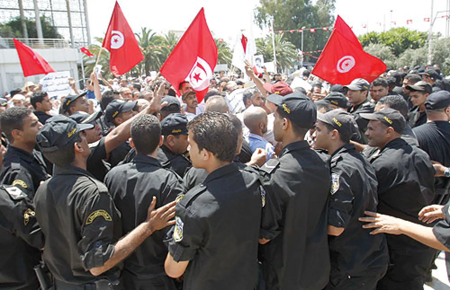 قوات الأمن التونسية أثناء مواجهات مع محتجين أمام مبنى البرلمان يوليو الماضي (صورة أرشيفية رويترز)