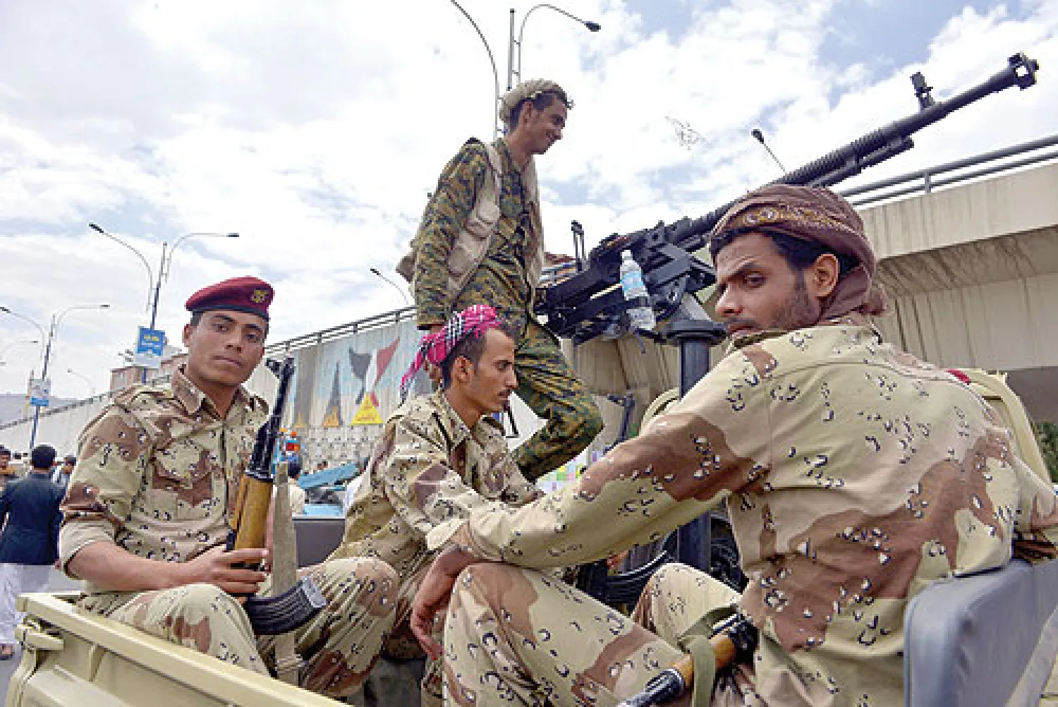 دورية لجنود يمنيين في أحد شوارع صنعاء بعد تفجير سيارات ملغومة لتنظيم القاعدة على مواقع للجيش في جنوب اليمن (وكالة حماية البيئة)