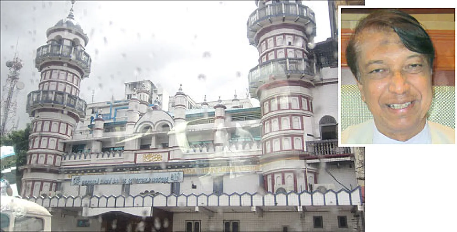 جامع وسط يانغون ( صورة خاصة بـ {الشرق الأوسط}) وفي الاطار يو إي لوين