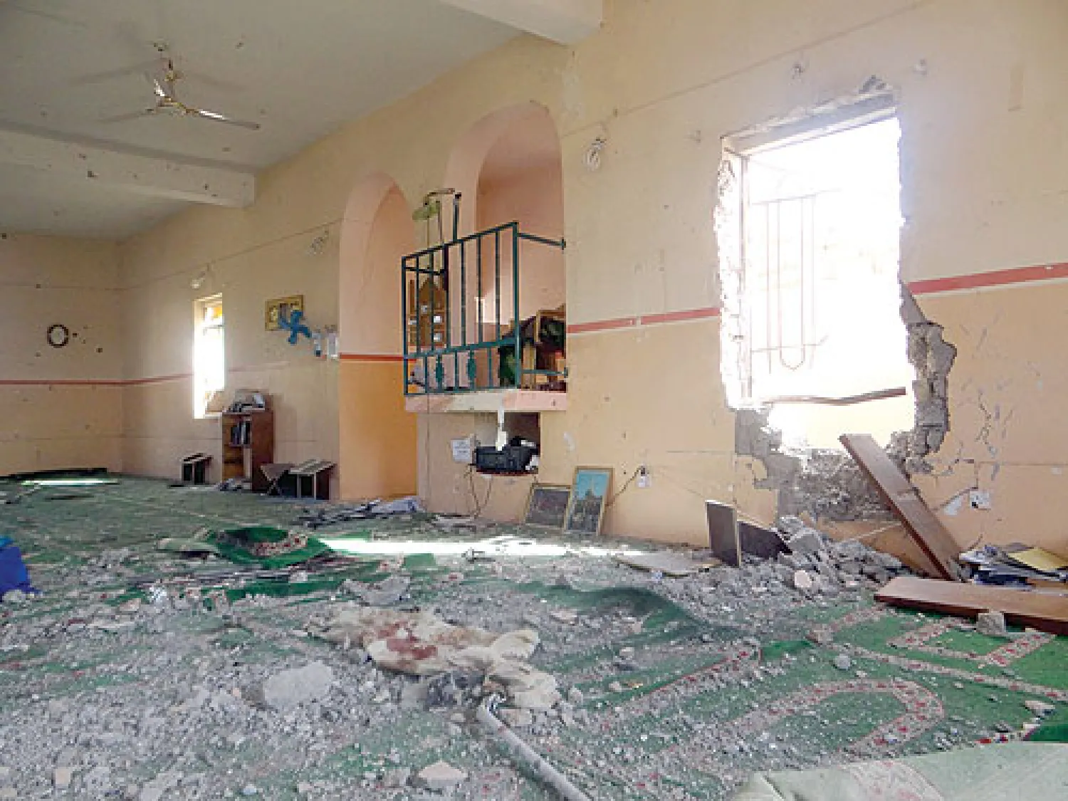 مسجد متضرر جراء انفجار قنبلة اثناء صلاة الجمعة في قرية راجا بسامراء شمال العاصمة بغداد أمس (إ.ب.أ)