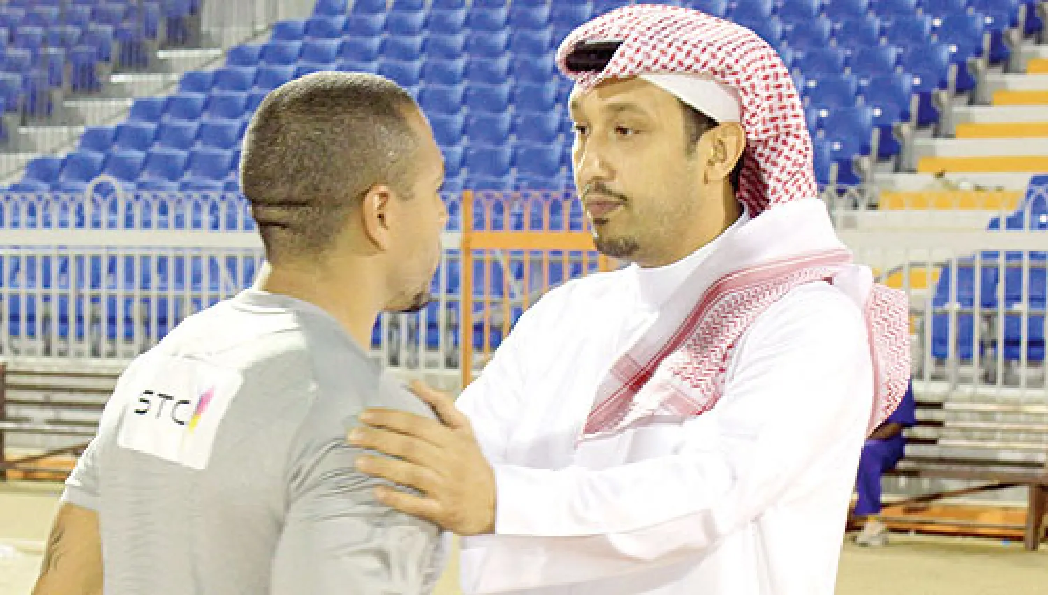 كذب الأمير فهد بن خالد، رئيس النادي الأهلي، الأخبار المختلقة عن إلغاء عقد المهاجم البرازيلي فيكتور سيموس وتسجيل لاعب بديل عنه خلال هذه الفترة بسبب الادعاء بأن إصابته تستدعي فترة علاج طويلة تصل لستة أشهر والنظام يسمح له بتسجيل لاعب بديل في هذه الحالة. وقال في تصريح خاص لـ«الشرق الأوسط» إنه لا صحة...