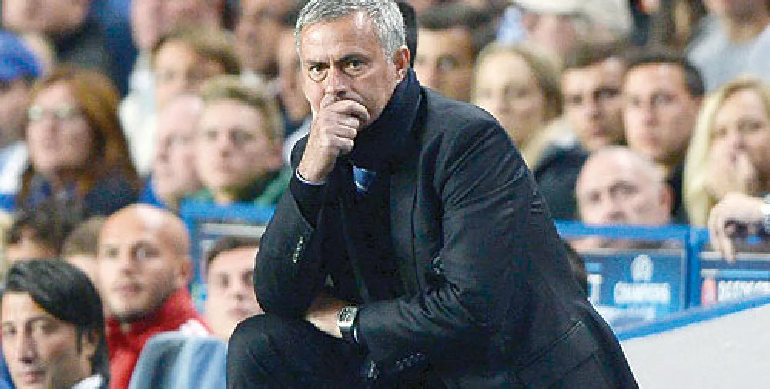 اهتز عرش مورينهو كثيرا بعد حفنة من المباريات مع فريقه الجديد - القديم تشيلسي، إذ خسر السبت الماضي أمام إيفرتون في الدوري المحلي صفر - 1 ثم أصبح الوضع أكثر حرجا للمدرب البرتغالي بعد أن سقط الأربعاء على أرضه أمام بازل السويسري 1 - 2 في دوري أبطال أوروبا. أداء مورينهو هذا وعدم تحقيق أي فوز في آخر أ...