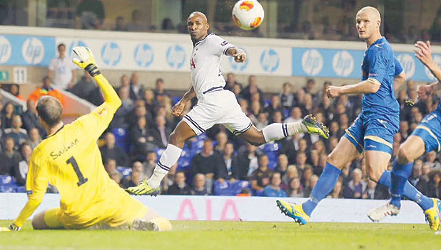 حقق ممثلا الدوري الإنجليزي الممتاز لكرة القدم بداية مظفرة لمشوارهما في دور المجموعات بكأس الأندية الأوروبية بعد عودة سوانزي سيتي من ملعب فالنسيا الإسباني بنصر كبير وفوز توتنهام هوتسبير على ضيفه ترومسو النرويجي. وأحرز جيرمين ديفو هدفين ليقود توتنهام هوتسبير لتحقيق الفوز على الفريق النرويجي 3 - صف...