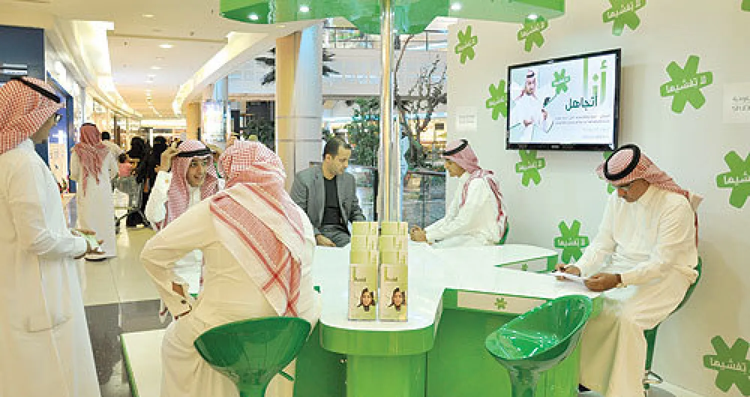 المركز المتنقل يعكس توجه البنوك السعودية إلى تنويع وسائل حملة التوعية («الشرق الأوسط»)