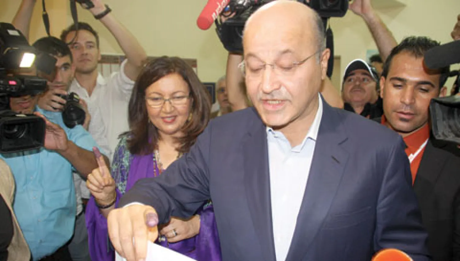 برهم صالح نائب الأمين العام لحزب الاتحاد الوطني الكردستاني يقترع في السليمانية (أ.ف.ب)