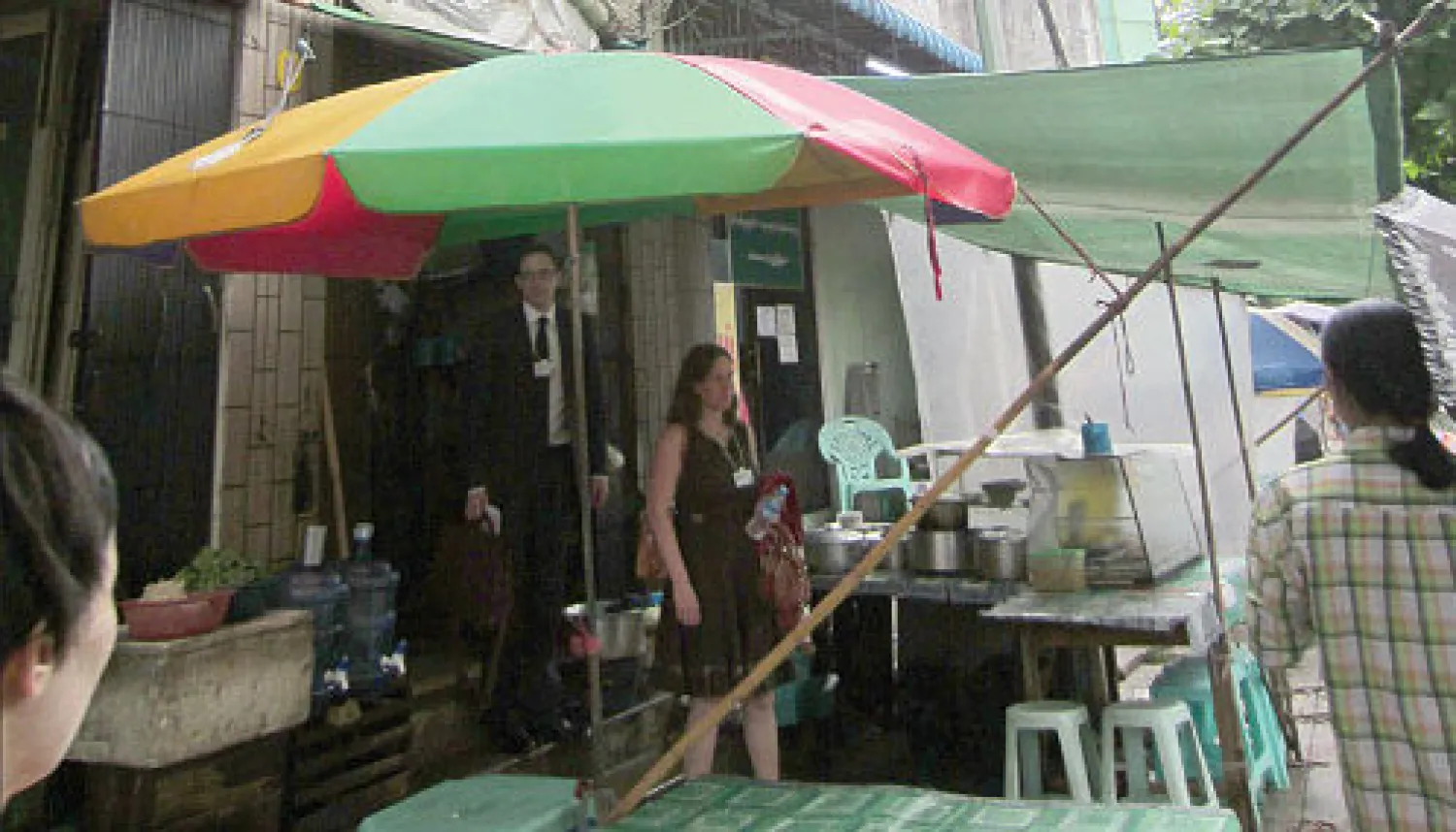 مدخل معهد الإعلام في منطقة مزدحمة غرب يانغون