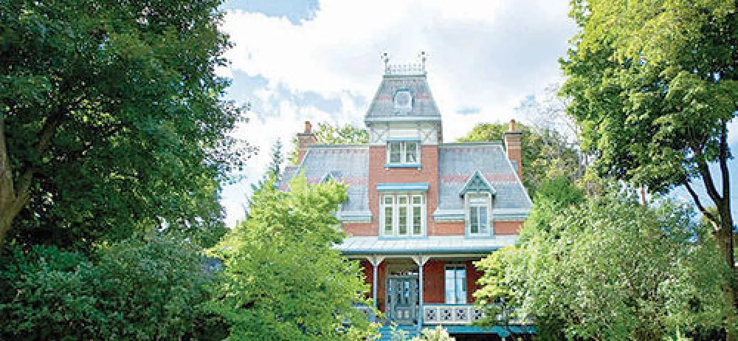 يطل هذا المنزل على الطراز الفيكتوري المؤلف من ثلاث غرف نوم والواقع في منتصف الطريق أعلى «ماونت رويال» على نهر سانت لورانس في ويستماونت، وهي ضاحية ثرية من ضواحي مونتريال. والمنزل معروض للبيع مقابل 3.1 مليون دولار أميركي (3.250.000 دولار كندي). أنشئ المنزل الأصلي المبني من الطوب الأحمر والمؤلف من ...