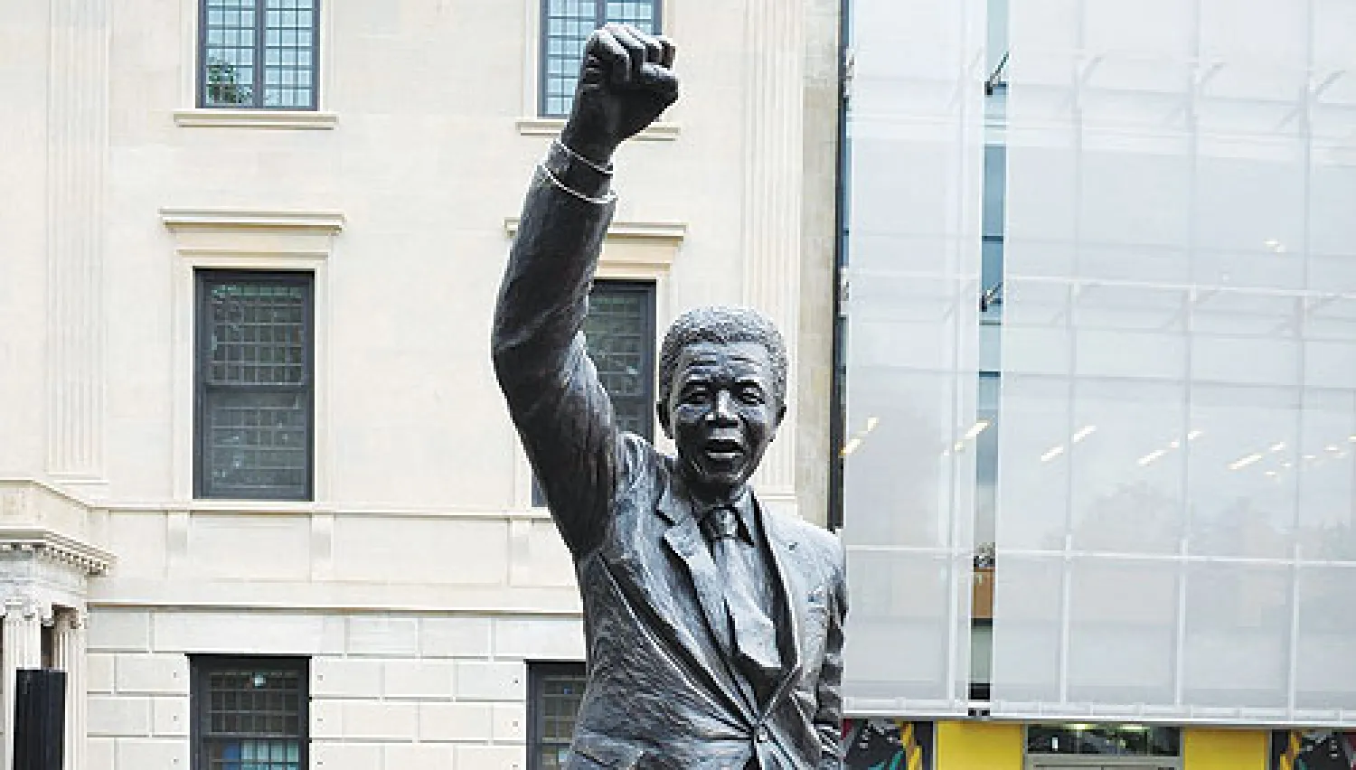 * أزيح الستار عن تمثال لرئيس جنوب أفريقيا السابق والزعيم المناهض للفصل العنصري نيلسون مانديلا في واشنطن يوم السبت. ويوجد التمثال أمام سفارة جنوب أفريقيا، وهو المكان الذي احتشد فيه آلاف المحتجين للمطالبة بإنهاء سياسة الفصل العنصري والإفراج عن مانديلا من السجن في الثمانينات. ويسجل التمثال الذي يبل...