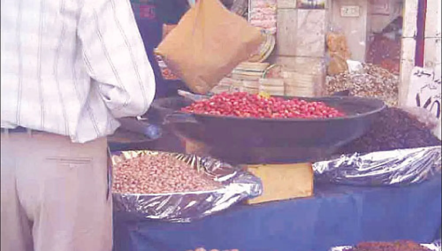 مع بداية فصل الخريف وانتهاء فصل الصيف يبدأ الدمشقيون بتحضير مونة الشتاء وهي عادة درجوا عليها منذ عشرات السنين وتأتي في مقدمة المونة (المكدوس) المحضّر من الباذنجان المسلوق والمحشي بالجوز حيث يشاهد حاليا عشرات بائعي الجوز في أسواق دمشق يعرضونه بشكل فلكلوري وحولهم نساء يسألن عن سعره الذي ارتفع أكثر...