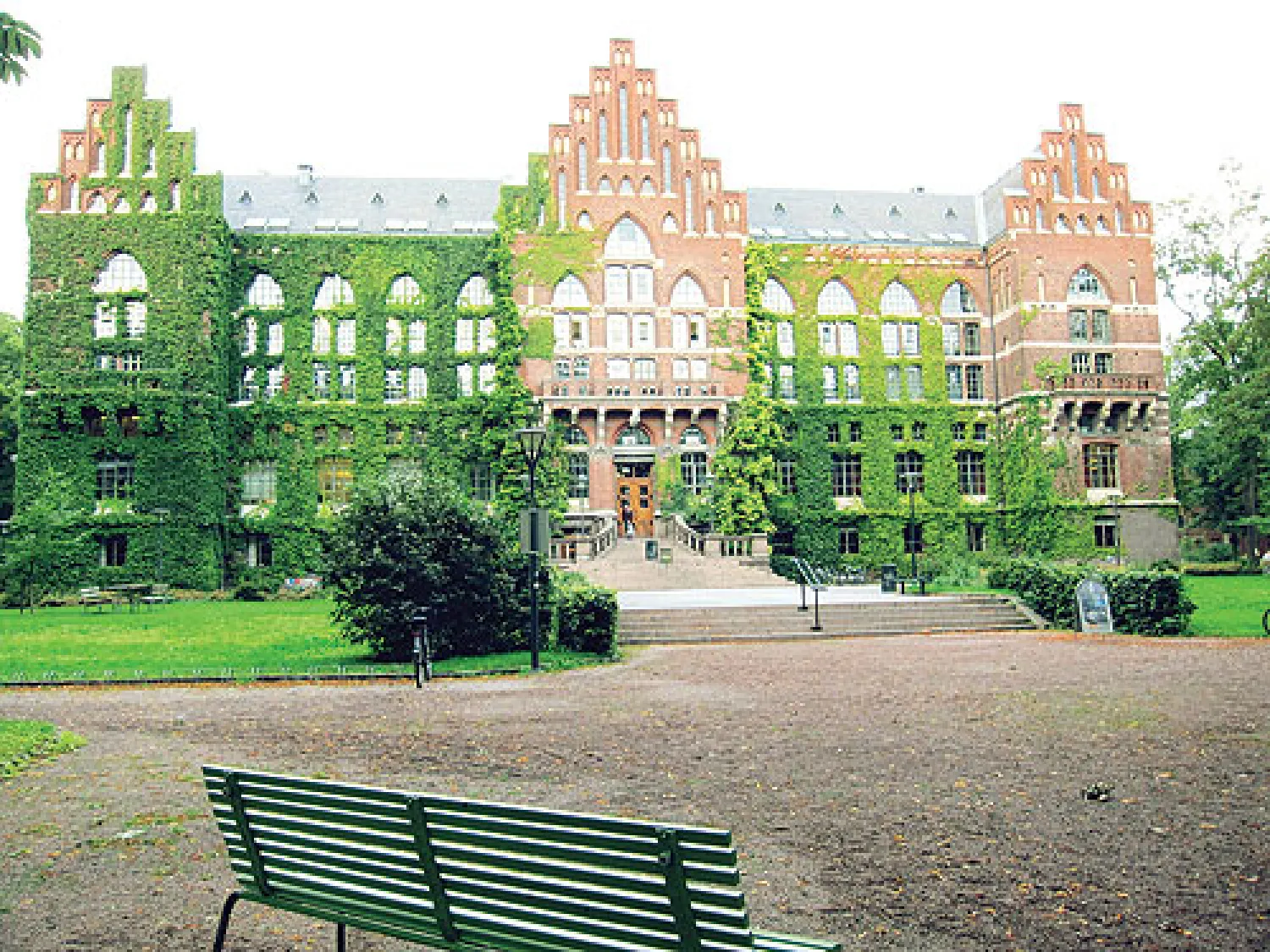 تعتبر جامعة لوند، في أقصى شبه الجزيرة الاسكندنافية، ثاني أقدم جامعة في السويد وإحدى أقدم جامعات أوروبا وأعرقها. الجامعة أسست عمليا عام 1425 في مدينة لوند الصغيرة نسبيا الواقعة إلى الشرق من مدينة مالمو (ثالث كبرى مدن السويد) المواجهة عبر المضيق المائي للعاصمة الدنماركية كوبنهاغن. وهي تحتل مكانة ع...