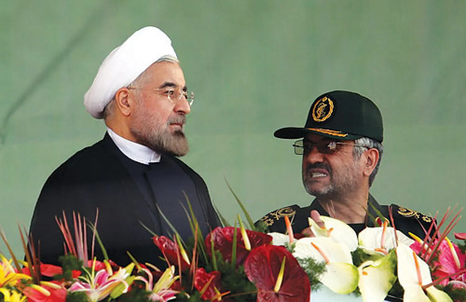 الرئيس الايراني حسن روحاني وإلى جانبه رئيس الحرس الثوري محمد علي جعفري (إ. ب. أ)