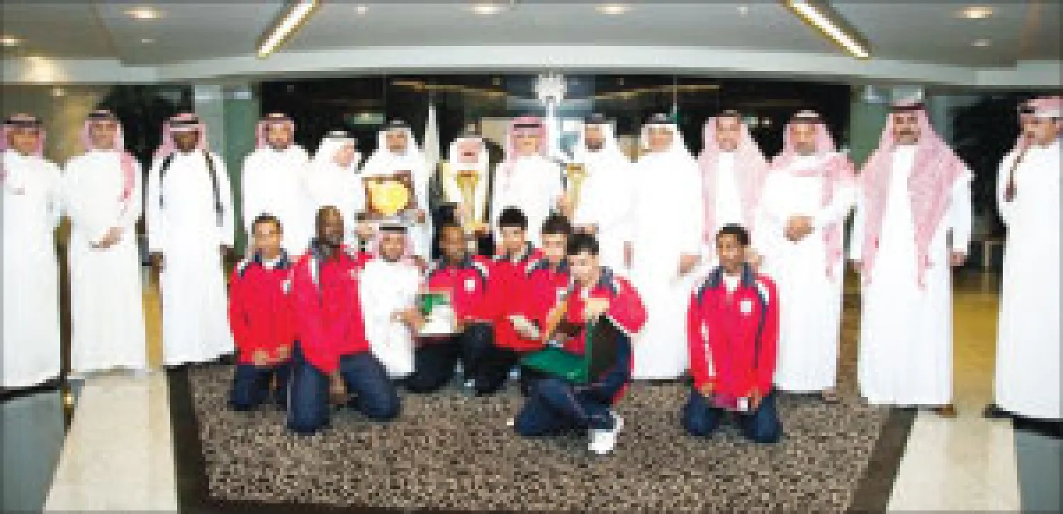 استقبل الأمير الوليد بن طلال بن عبد العزيز آل سعود في مقر شركة «المملكة القابضة» مساء أول من أمس لاعبي وأعضاء مجلس إدارة نادي عكاظ الرياضي التابع لمدينة الطائف، وتقدمهم سعيد ربحي نصار رئيس مجلس إدارة النادي. وبحث الأمير الوليد بن طلال معهم وضع النادي وإنجازاته المختلفة، مؤكدا ضرورة دعم الرياضة و...