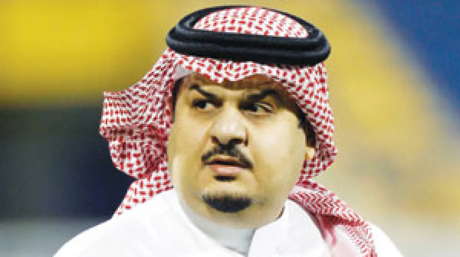 جاء رد الفعل الوحيد من إدارة نادي الهلال، تجاه بيان نادي الاتحاد، أول من أمس، الذي تطرق في بعض أجزائه إلى أخطاء التحكيم في الكلاسيكو الأخير بين الهلال والاتحاد، تجاه فريقهم، غير رسمي، وتمثل في تغريدات رئيس النادي الأمير عبد الرحمن بن مساعد، عبر موقعه الشخصي في «تويتر»، حيث فند أبرز أحداث المبارا...