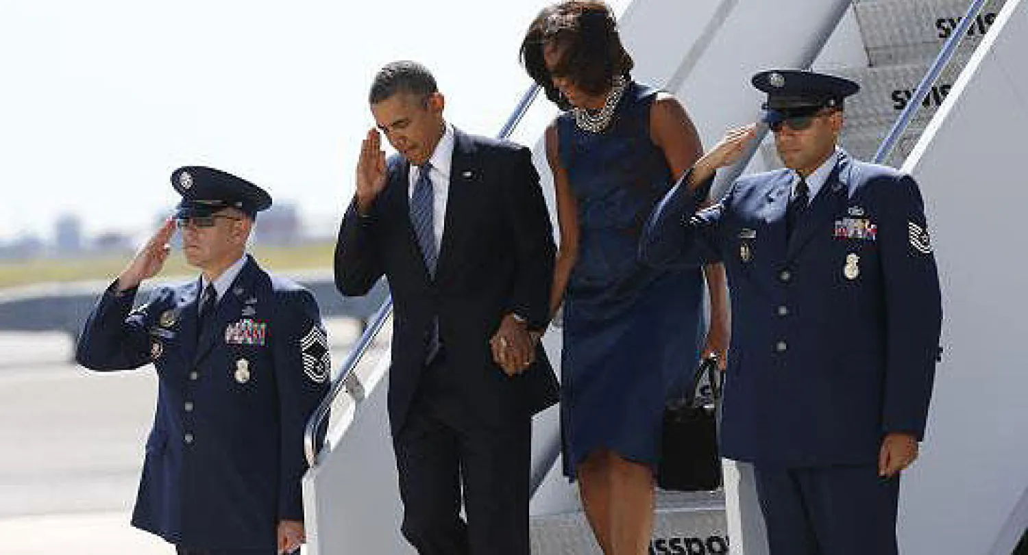 باراك أوباما وزوجته ميشيل لدى وصولهما إلى نيويورك حيث سيحضر الرئيس الأميركي اجتماعات الأمم المتحدة اليوم (رويترز)