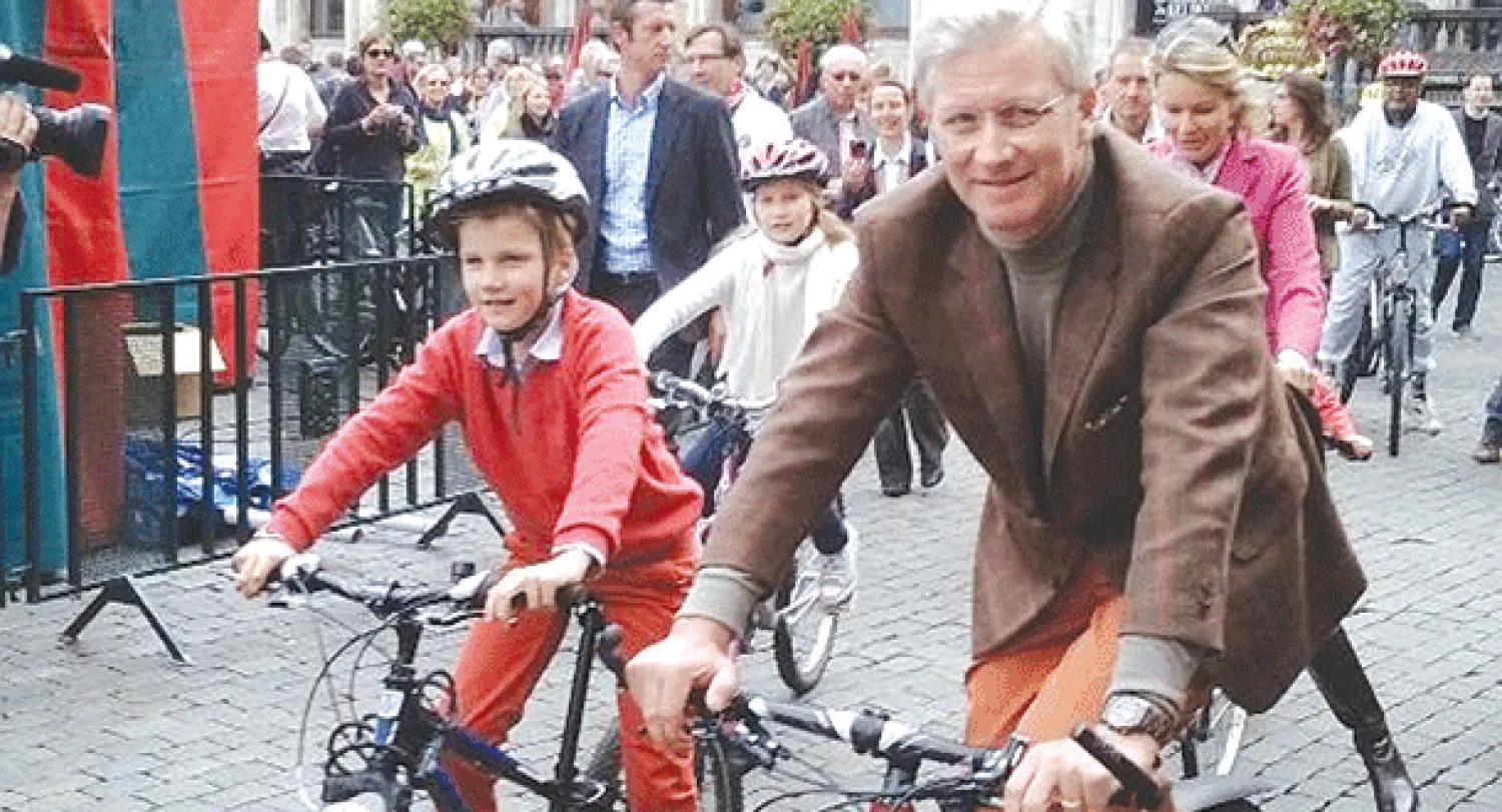 ملك بلجيكا يطوف شوارع بروكسل بالدراجة