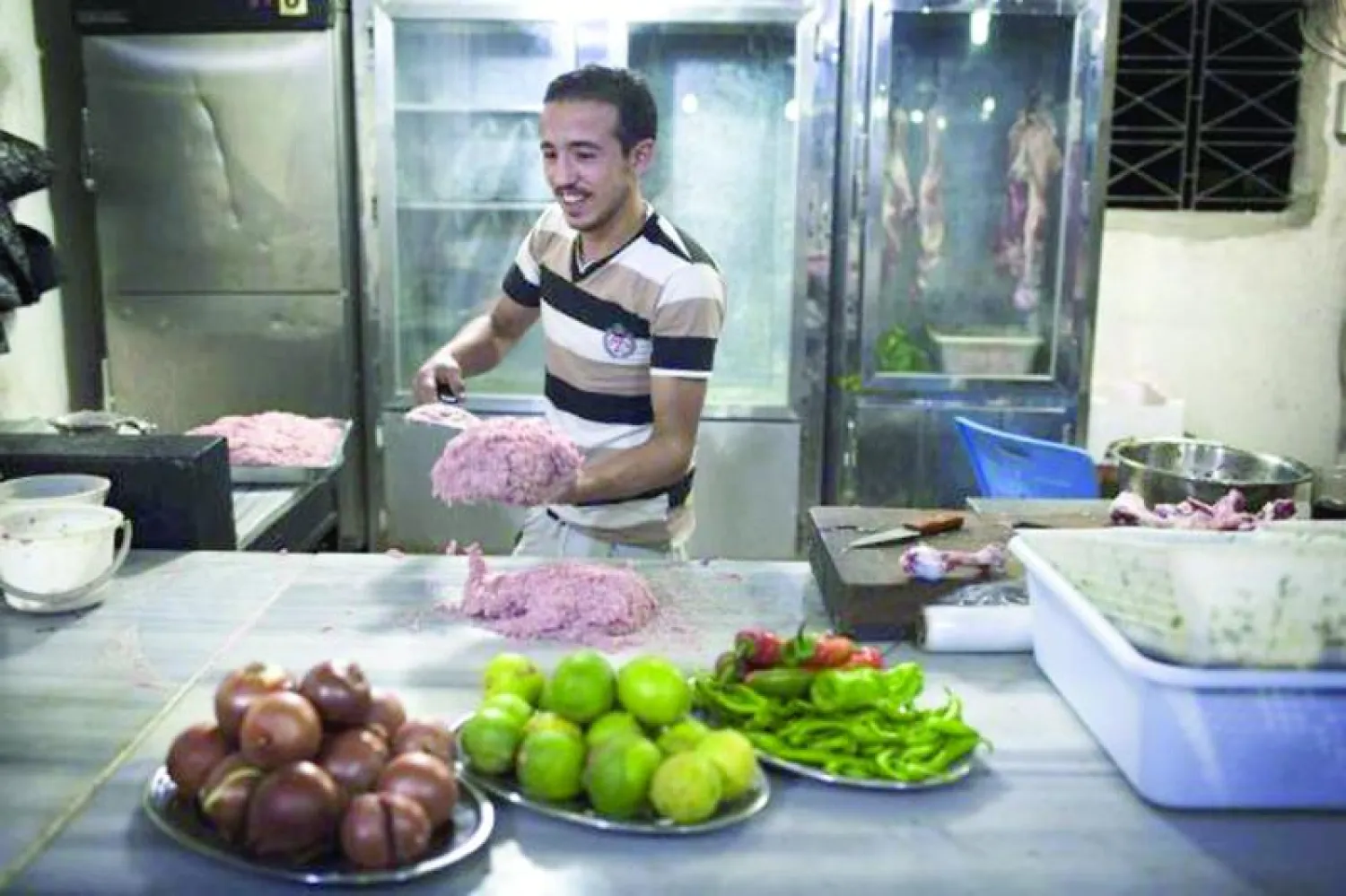 محمد يحضر اللحوم في مطعم كباب بمدينة الشيخ نجار