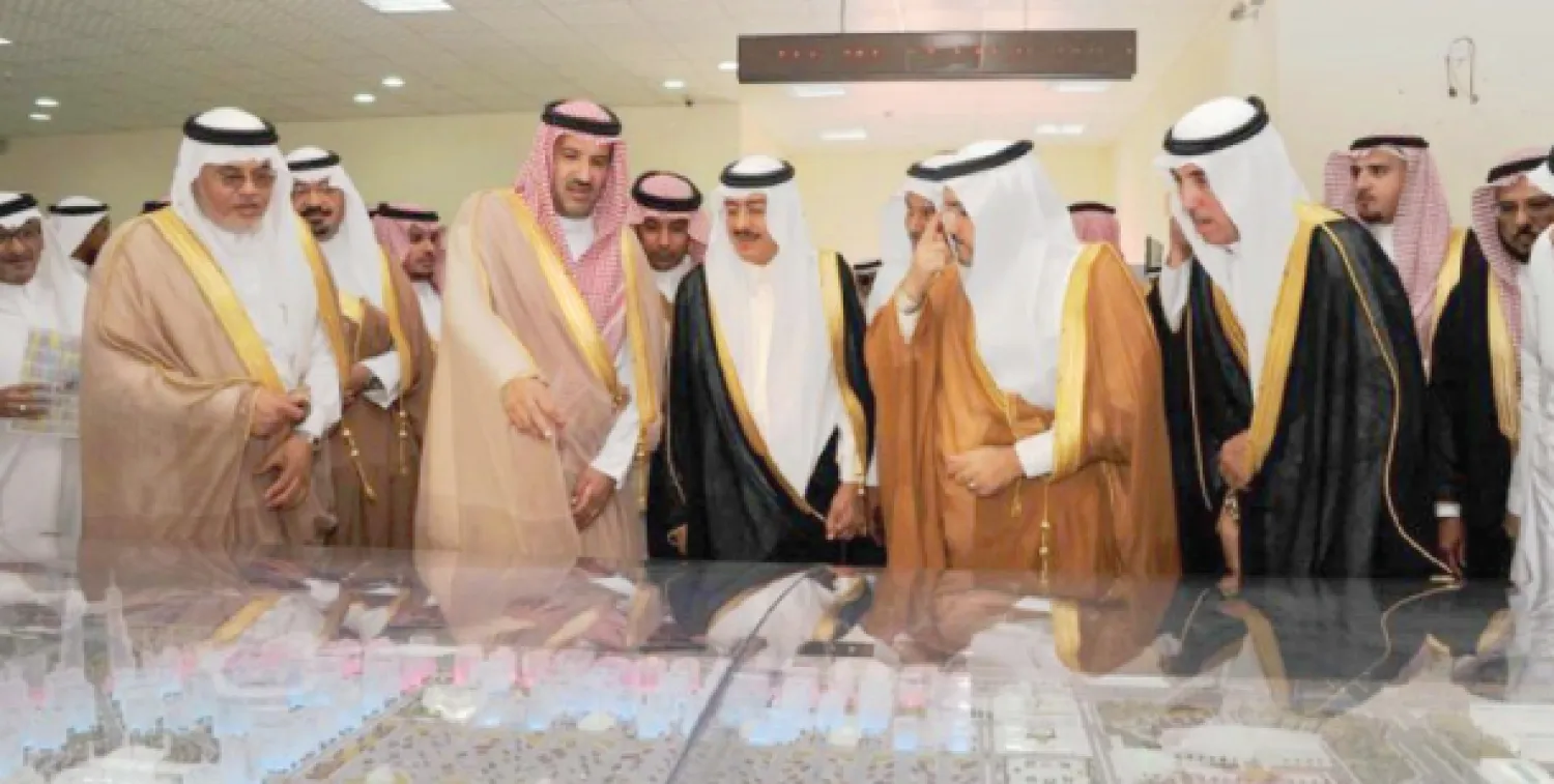 الأمير فيصل بن سلمان لدى تفقده قطاعات خدمة الحجيج وإلى جواره د. بندر حجار في المدينة المنورة أمس (واس)