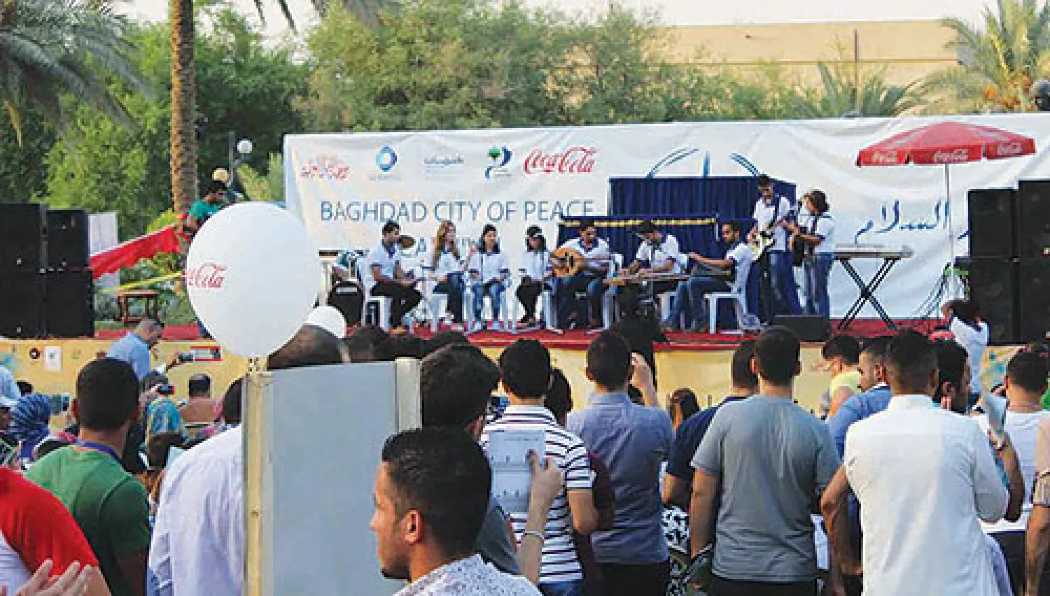 فرقة شبابية تقدم فقرة موسيقية غنائية على مسرح في حدائق شارع أبو نواس احتفالا باليوم العالمي للسلام («الشرق الأوسط»)