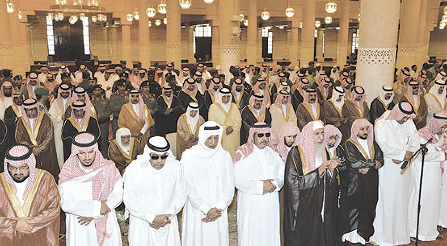 الأمير مقرن بن عبد العزيز يؤدي صلاة الميت على الأميرة الفقيدة، وفي الصورة الأمير خالد الفيصل (واس)