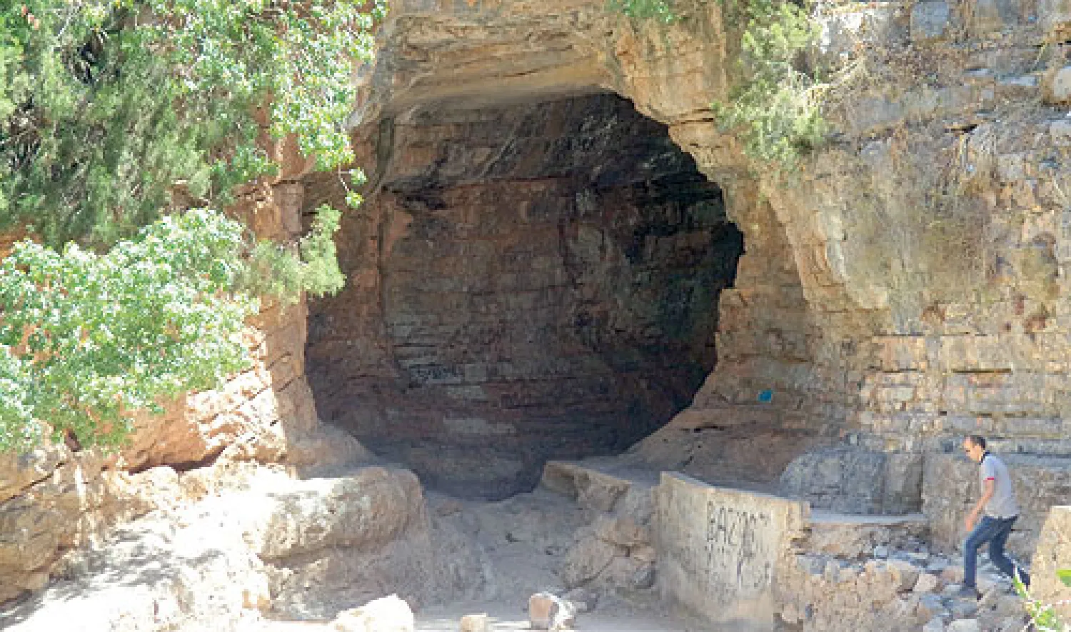 مدخل المغارة