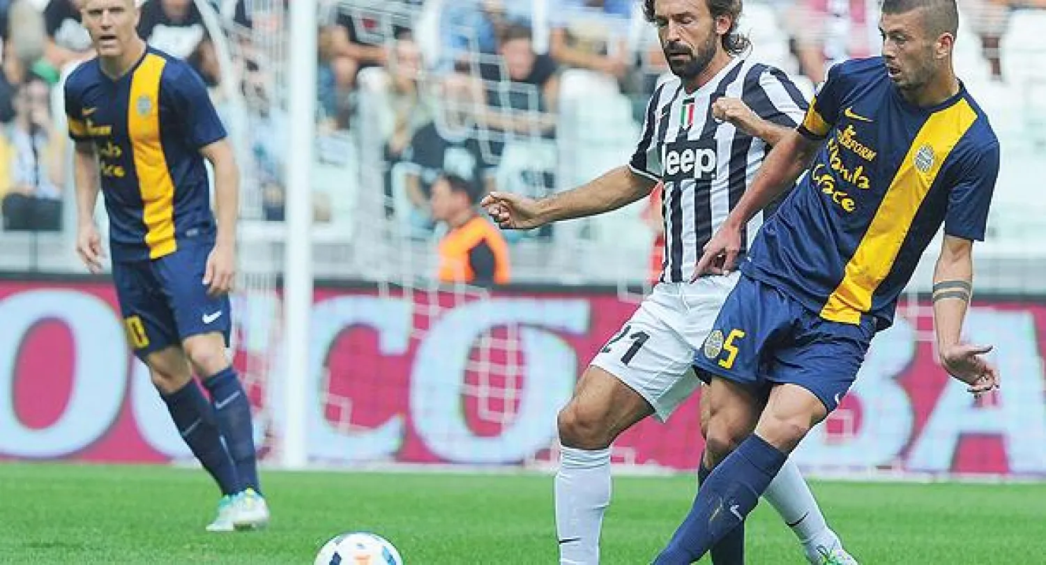 بيرلو يقود هجمة لليوفي نحو مرمى فيرونا (إ.ب.أ)