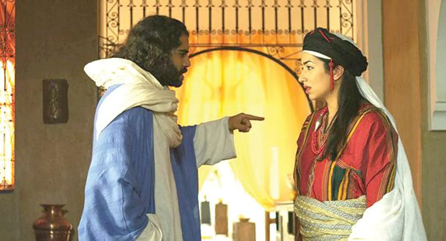 الممثلة فاطيم العياشي في دور «زينب النفزاوية» في لقطة من فيلم «زينب زهرة أغمات» لمخرجته فريدة بورقية («الشرق الأوسط»)