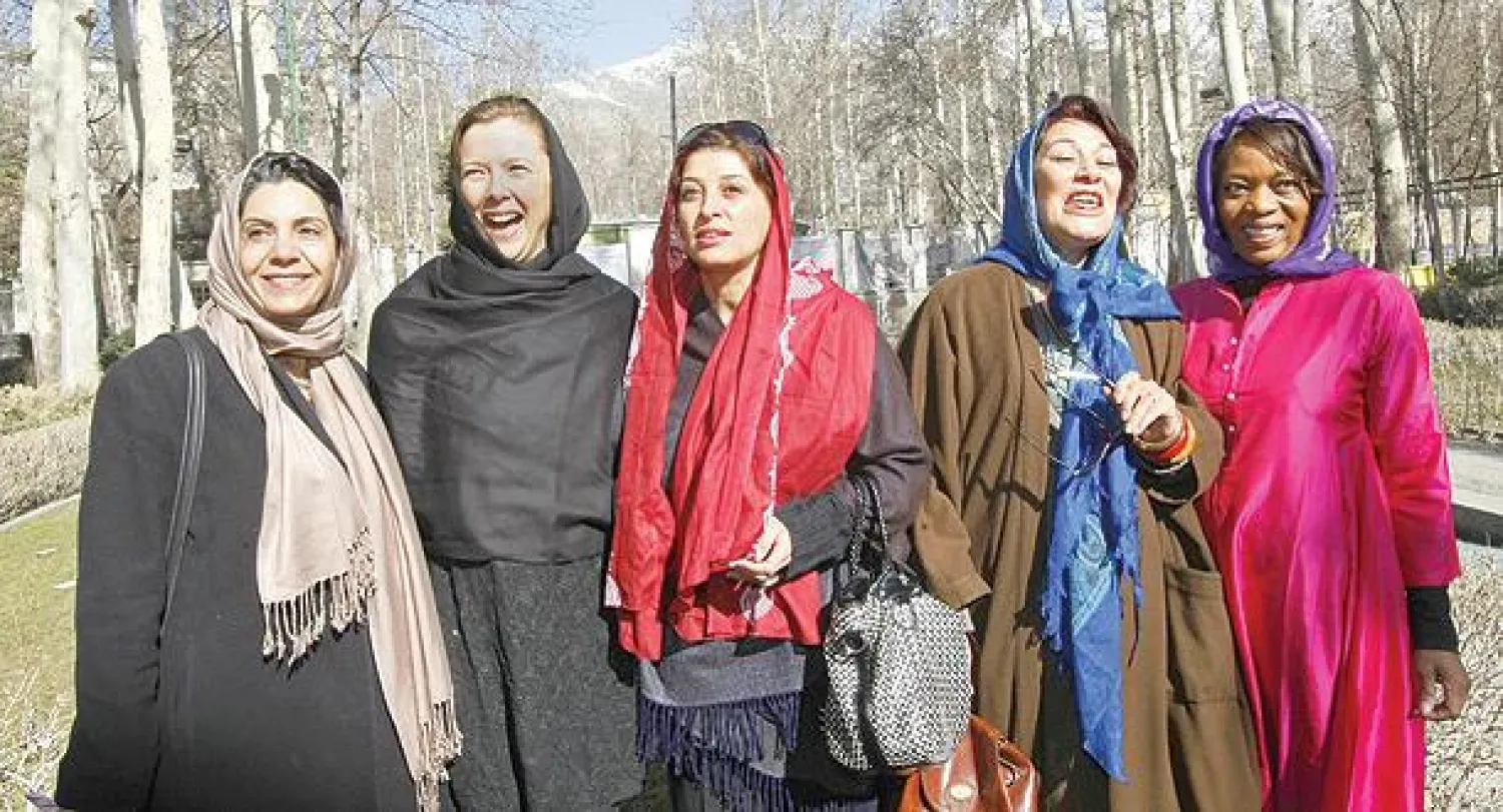 الممثلة الأميركية انيت بنينغ (الثانية من اليسار) مع مجموعة من الممثلات الإيرانيات خلال لقاء في طهران عام 2009 لتطوير التعاون في المجال السينمائي وتقريب وجهات النظر (أ.ف.ب)