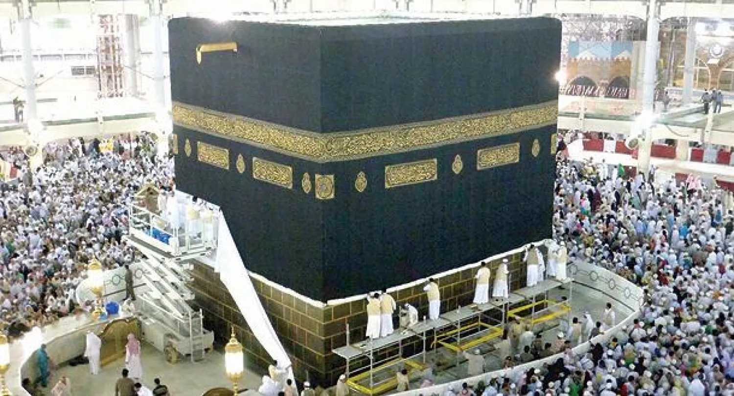 رفع كسوة الكعبة المشرفة عن الأرض (تصوير: أحمد حشاد)
