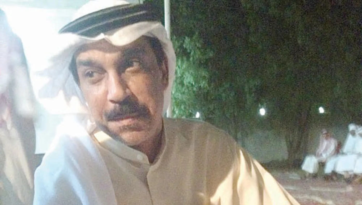 عبد الله الرويشد أثناء وجوده أول من أمس في العزاء بوادي فاطمة (غرب السعودية) ويظهر تأثره بوفاة صديقه (تصوير: مخارش)