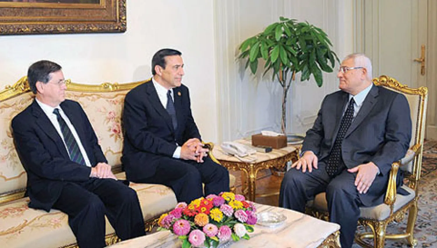 الرئيس المصري المؤقت عدلي منصور لدى اجتماعه أمس مع رئيس لجنة الإصلاح الحكومي داريل عيسى والقائم بأعمال السفارة الأميركية ديفيد ساترفيلد في القصر الرئاسي في القاهرة (أ.ف.ب)