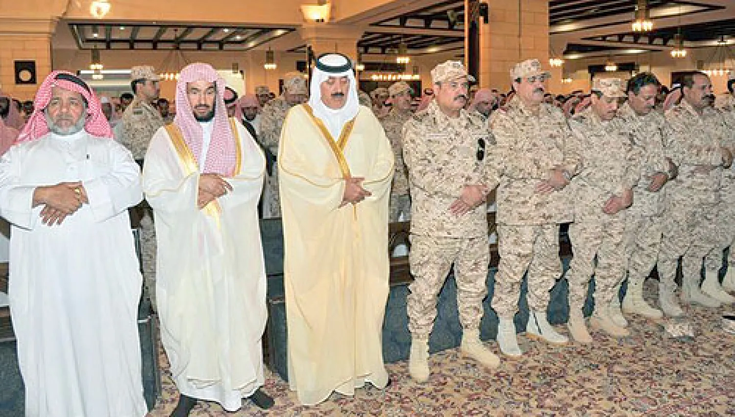 الأمير متعب بن عبد الله يؤدي صلاة الميت على شهيدي الواجب في الرياض أمس (واس)