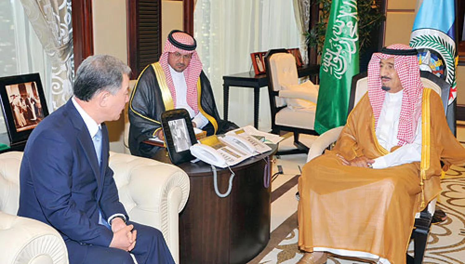 .. ولدى استقباله السفير الكوري في جدة أمس (واس)