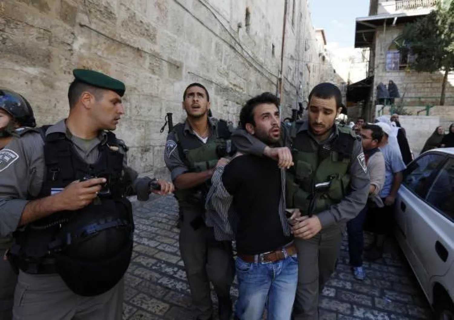 قوات إسرائيلية تقتحم ساحة المسجد الأقصى وتفرض حصارا على المصلين