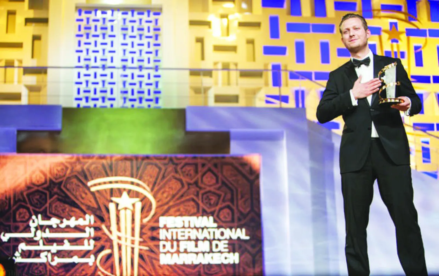 المخرج الدنماركي توبياس ليندولم خلال تسلمه جائزة لجنة التحكيم عن فيلم «اختطاف»  خلال حفل توزيع جوائز الدورة 13 للمهرجان الدولي للفيلم بمراكش («الشرق الأوسط»)