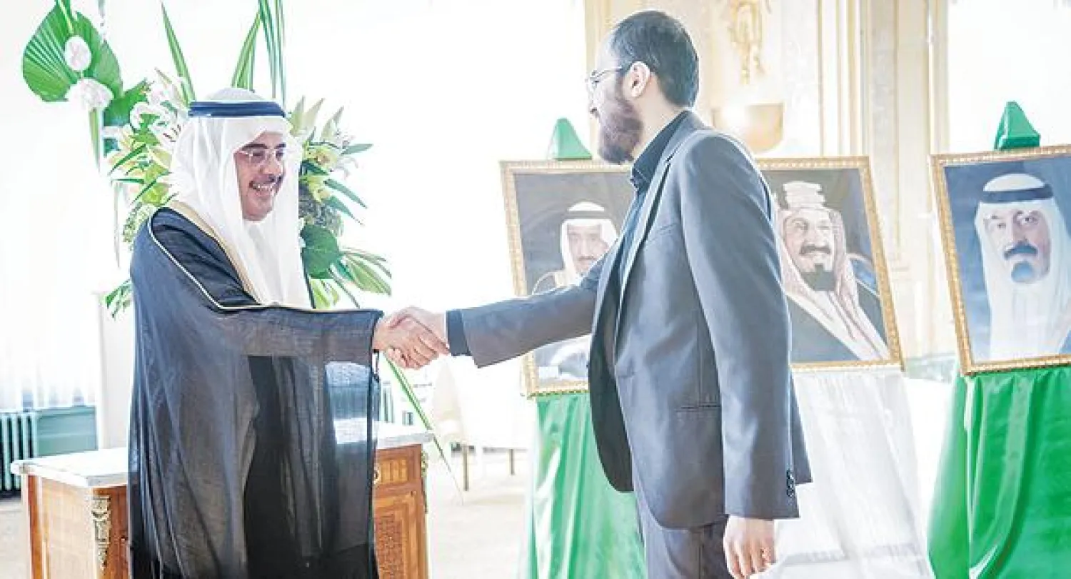 السفير مستقبلا أحد الضيوف