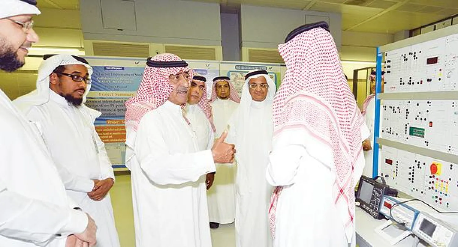 الأمير مقرن بن عبد العزيز لدى زيارته مدينة الملك عبد العزيز للعلوم والتقنية في الرياض أمس (واس)