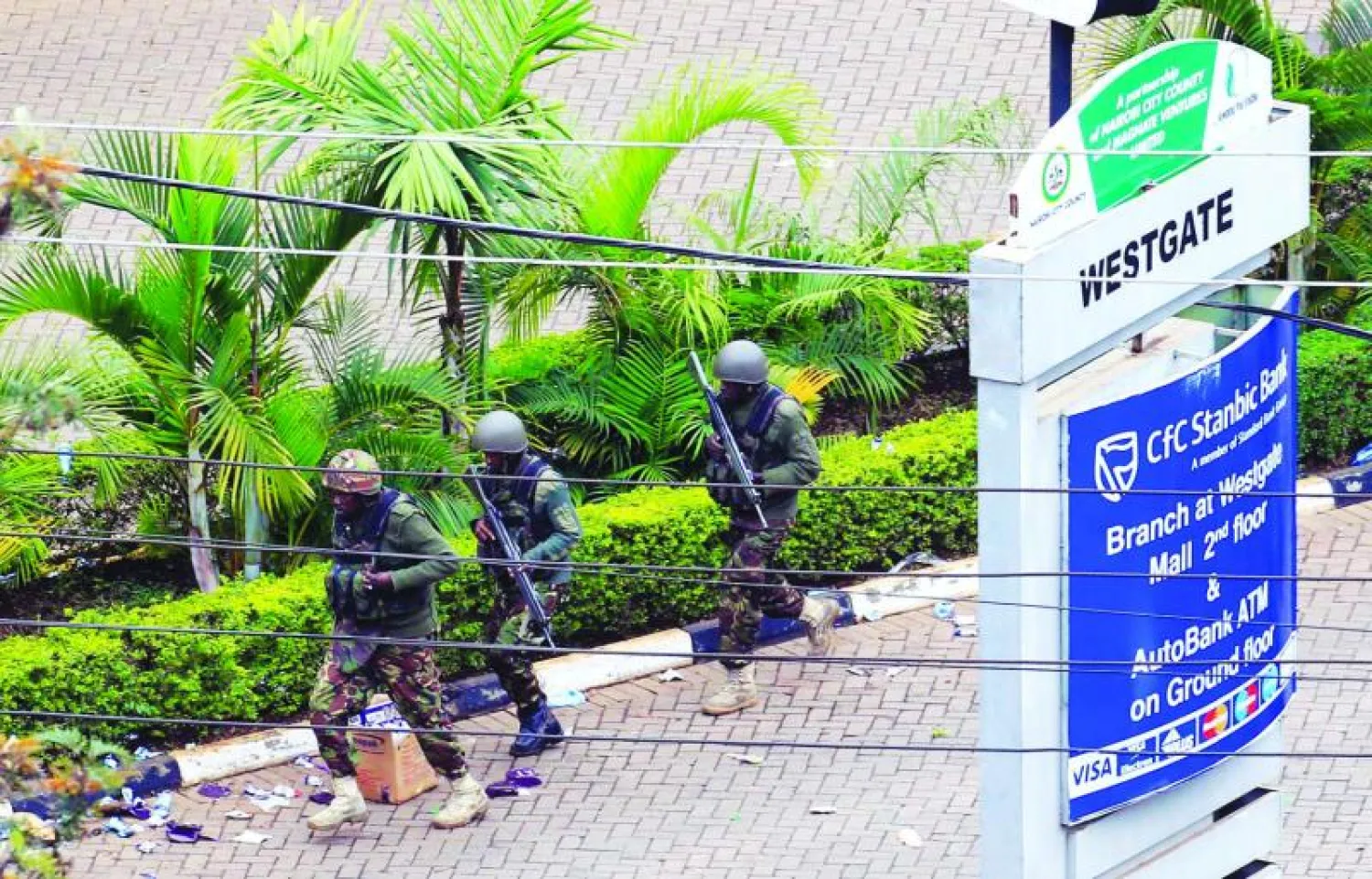 الجيش الكيني طوق كافة مداخل المركز التجاري لمحاصرة العناصر المسلحة وحماية الرهائن (رويترز)