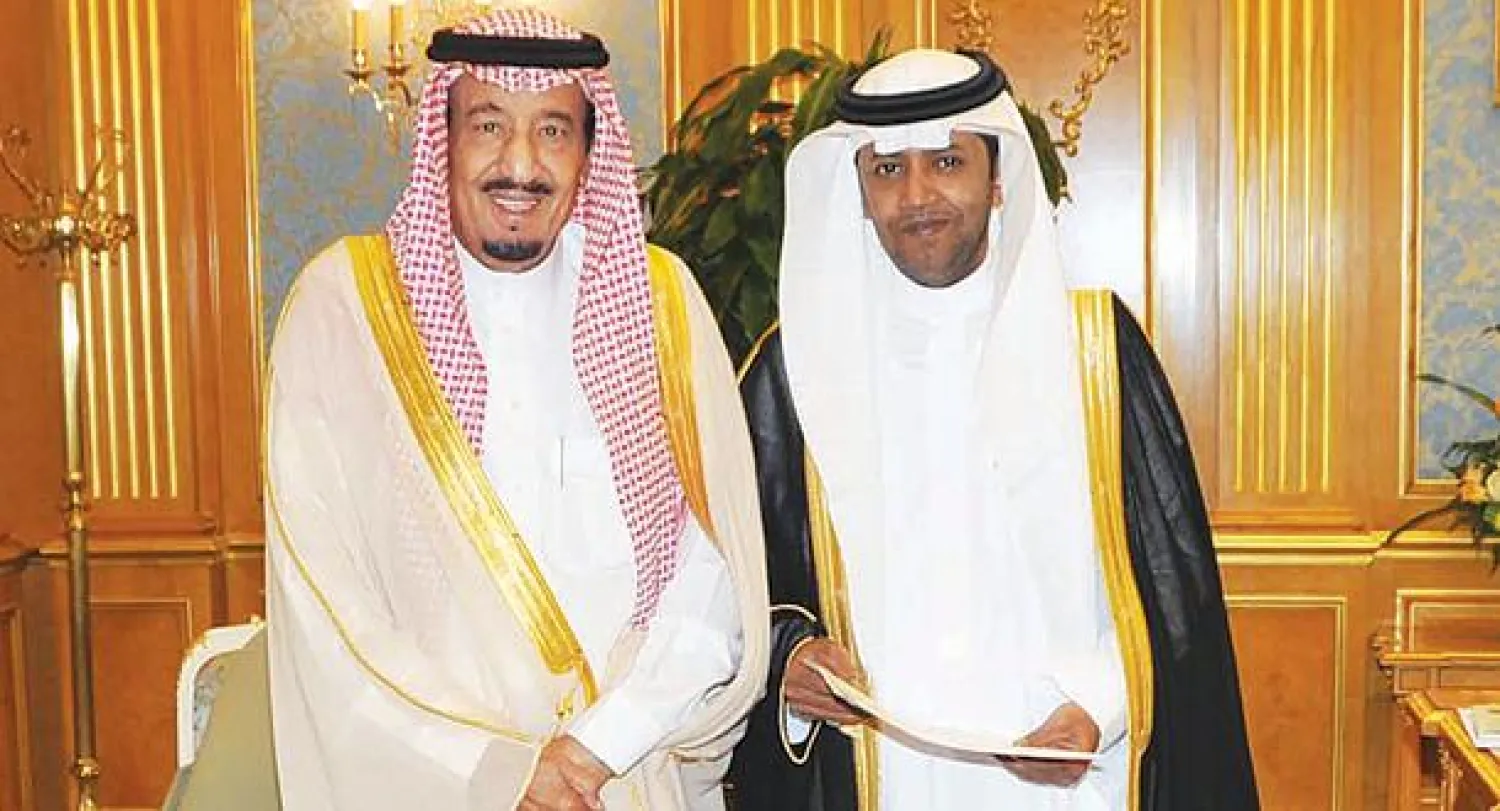 الأمير سلمان بن عبد العزيز لدى استقباله عبد العزيز بغلف في جدة أمس (واس)